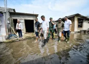 Menggenang Sejumlah Desa, Bey Machmudin Tinjau Banjir Rob di Indramayu